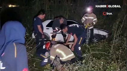 Sıkıştığı araçtan kurtarılan sürücü, eşini bilgilendirip moral verdi