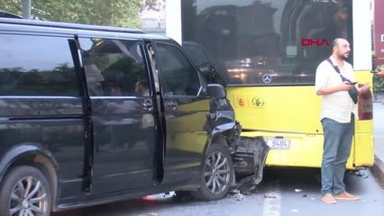 BEYOĞLU'NDA SÜRÜCÜSÜNÜN DİREKSİYON HAKİMİYETİNİ KAYBETTİĞİ MİNİBÜS PARK HALİNDEKİ OTOBÜSE ÇARPTI