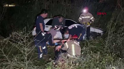 ŞARAMPOLE YUVARLANAN OTOMOBİLDE SIKIŞAN SÜRÜCÜ CEP TELEFONUYLA EŞİNİ ARADI; "BÜŞRA SAKİN OL, KAZA GEÇİRDİM"