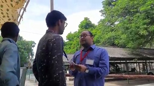 RU Election: महाराजा कॉलेज में वोटर्स से पूछ रहे सवाल या टीचर्स के नाम, फिर दे रहे प्रवेश...देखें वीडियो