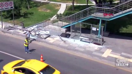 Araç otobüs durağına çarptı: 2 ölü