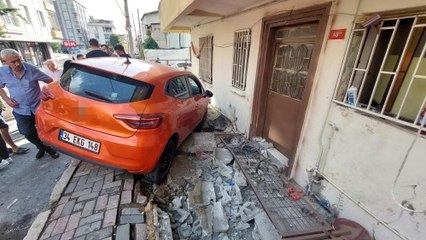 Kontrolden çıkan araç eve çarptı, o anlar kamerada