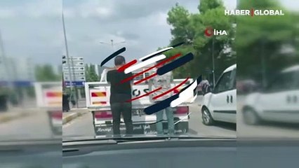 Trafikte tehlikeli oyun! Şehrin merkezinde canlarını hiçe saydılar