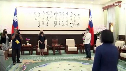 فيديو: في خطوة ستثير غضب بكين.. سناتور أميركية تصل إلى تايوان