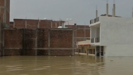 Prayagraj Flood: प्रयागराज में बाढ़ के पानी में समाए कई घर, लोगों को डरा रही ये तस्वीरें!