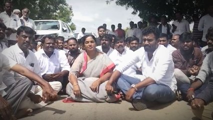 Paritala Sunitha: పరిటాల సునీత, శ్రీరామ్ లను అడ్డుకున్న పోలీసులు | DNN | ABP Desam