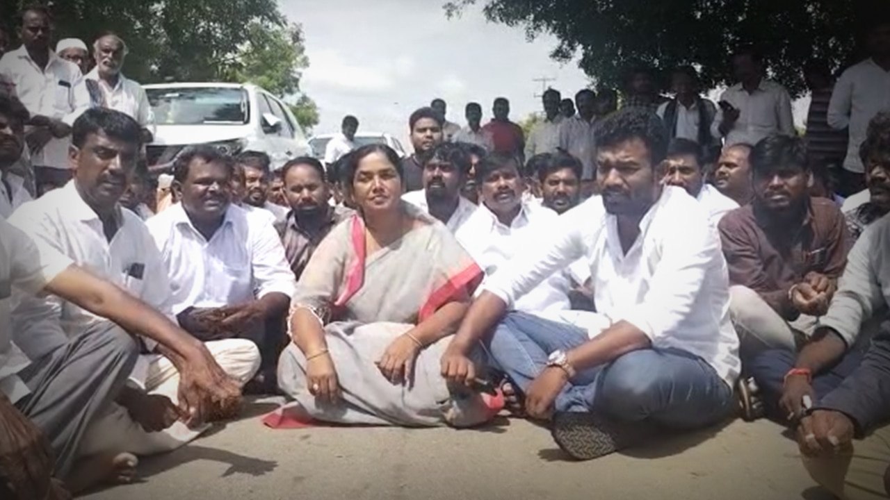 Paritala Sunitha: పరిటాల సునీత, శ్రీరామ్ లను అడ్డుకున్న పోలీసులు | DNN | ABP Desam
