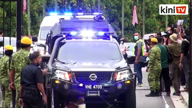 Rosmah tunggu Najib, lambai tangan ketika pulang