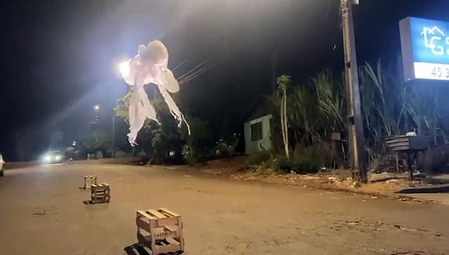 Sinalização com sacola e caixas de madeira chama atenção para fios soltos no Bairro Floresta