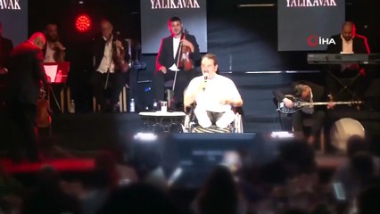 İbrahim Tatlıses kaza sonrası sargıyla konser verdi