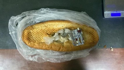 UYUŞTURUCUYU EKMEĞİN İÇİNE GİZLEMİŞ