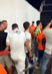 Türk bayrağına el uzatmaya çalışana paspaslı müdahale