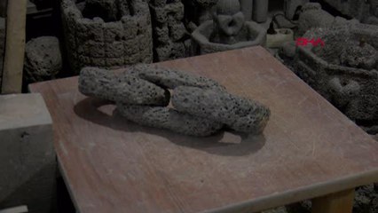 EMEKLİ ÖĞRETMEN BAZALT TAŞINDAN OBJELER YAPIYOR