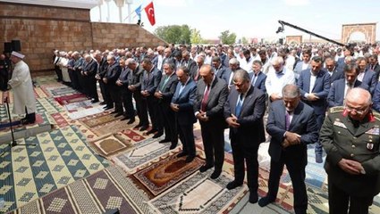 Malazgirt ovasında cuma namazı! Cumhurbaşkanı Erdoğan'a çok sayıda bakan ve kuvvet komutanı eşlik etti