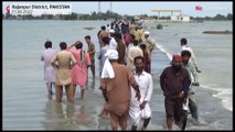 Pakistan: Evacuated residents await help after deadly floods