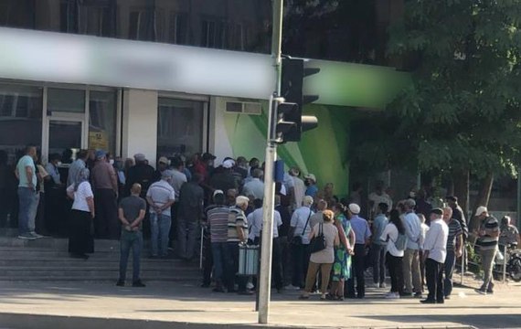 Bankaların promosyon miktarı 10 bin liraya dayandı! Binlerce emekli bankalara akın etti