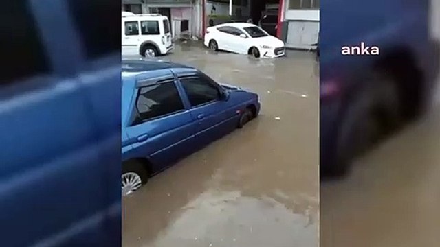 İzmir'de sağanak nedeniyle cadde ve sokaklar suyla doldu