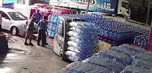 İşçinin, geri geri gelen forklift altında kaldığı anlar kamerada