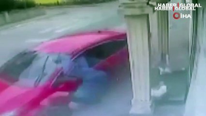 Korkunç kaza anı kamerada! Dükkanın önünü süpürürken dehşeti yaşadı