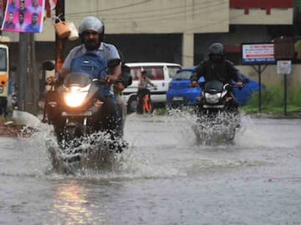 MONSOON UPDATES : Red Alert in 39 districts of MP, heavy rainfall to continue to these states