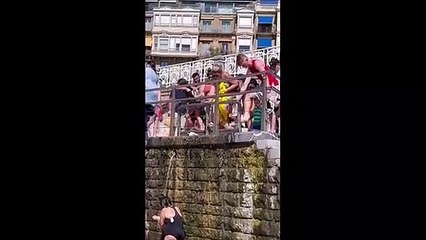 Se doucher avec l'eau sale des autres... un plaisir