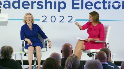 Macron, amigo ou inimigo? Truss evita atritos com França... para já