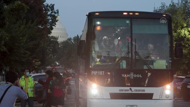 Meksika sınırını geçerek ABD'ye gelen göçmenler otobüslerle Washington DC'ye getirildi