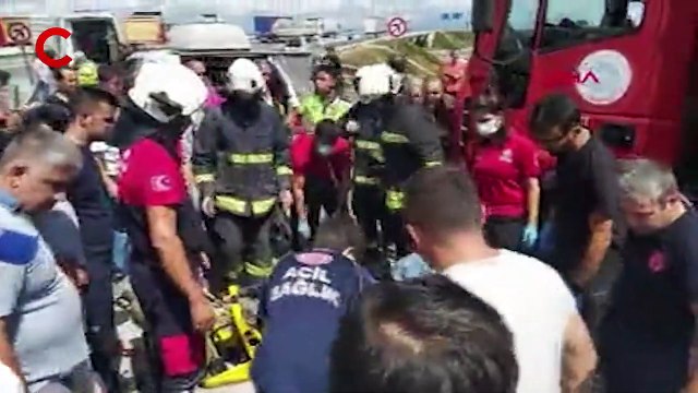 Devrilen TIR'ın şoförü, sıkıştığı yerden güçlükle çıkarıldı