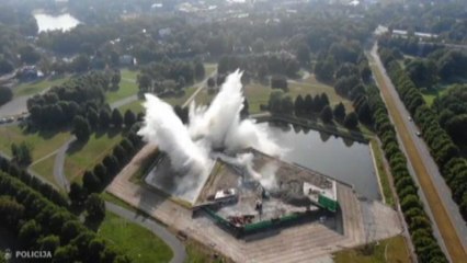 In Lettonia abbattuto un monumento simbolo dell'era sovietica
