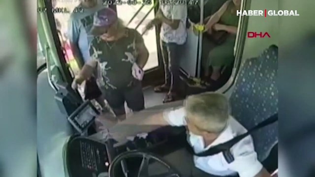 Aile, cep telefonuyla oyun oynayan çocuğu otobüste unuttu! O anlar kamerada