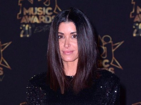 Crop top, short en jean, sandales Hermès et bronzage au top, dans les rues de Paris, Jenifer éclipse Malika Ménard