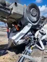 Ters dönen tırda sıkışıp ağır yaralandı, yanmaktan vatandaşlar kurtardı