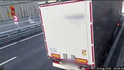 Genova, folli inversioni di marcia in autostrada: patenti ritirate ai conducenti del tir e dell'auto