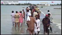 Pakistan, residenti evacuati aspettano aiuti dopo le mortali inondazioni