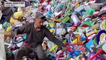 شاهد: في قطاع غزة يحرقون البلاستيك لاستخراج الوقود