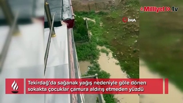 Çamura aldırış etmediler! Sağanak yağıştan göle dönen yolda yüzdüler