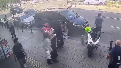 Fatih'te otomobilin çarptığı motosikletteki 2 kişi yaralandı