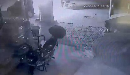 Son dakika haberi... Otomobilin kundaklanma anı güvenlik kamerasına yansıdı