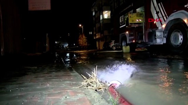 Esenyurt'ta aniden bastıran yağmur su baskınlarına neden oldu