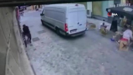 Son dakika haber | Minibüs kafede oturanlara çarptı: 6 yaralı