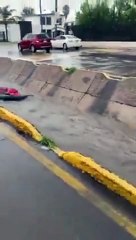 Joven aprovecha inundación para surfear, pero sale mal