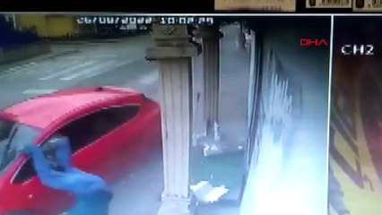 Otomobilin çarpmasıyla havaya savrulan bakkal başından yaralandı