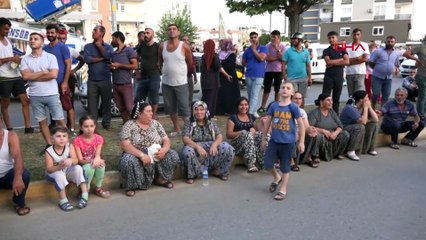 Bunalıma giren kadın çatıya çıktı mahalleli film izler gibi izledi