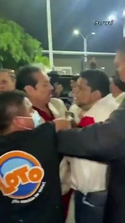 Fan se avalanza sobre Hernández de Los Tigres del Norte