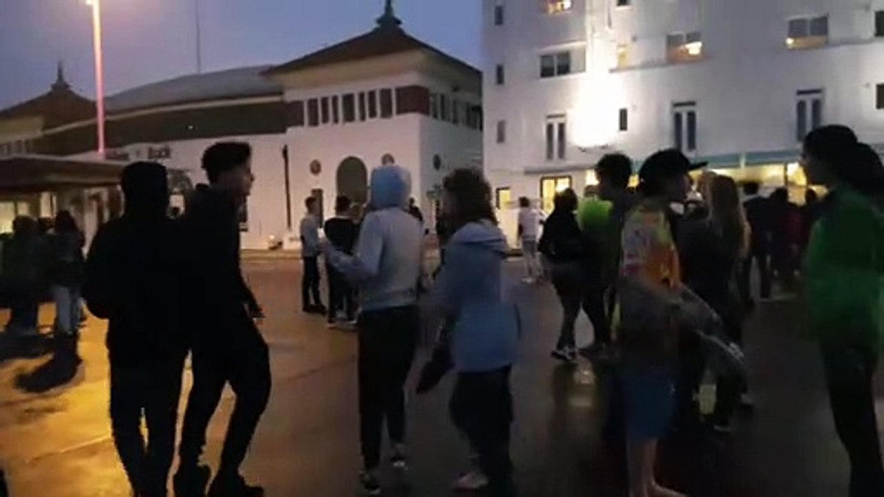 Versammlung bei Dunkelheit