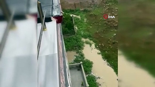 Sağanak yağıştan göle dönen yolda çocuklar yüzdü