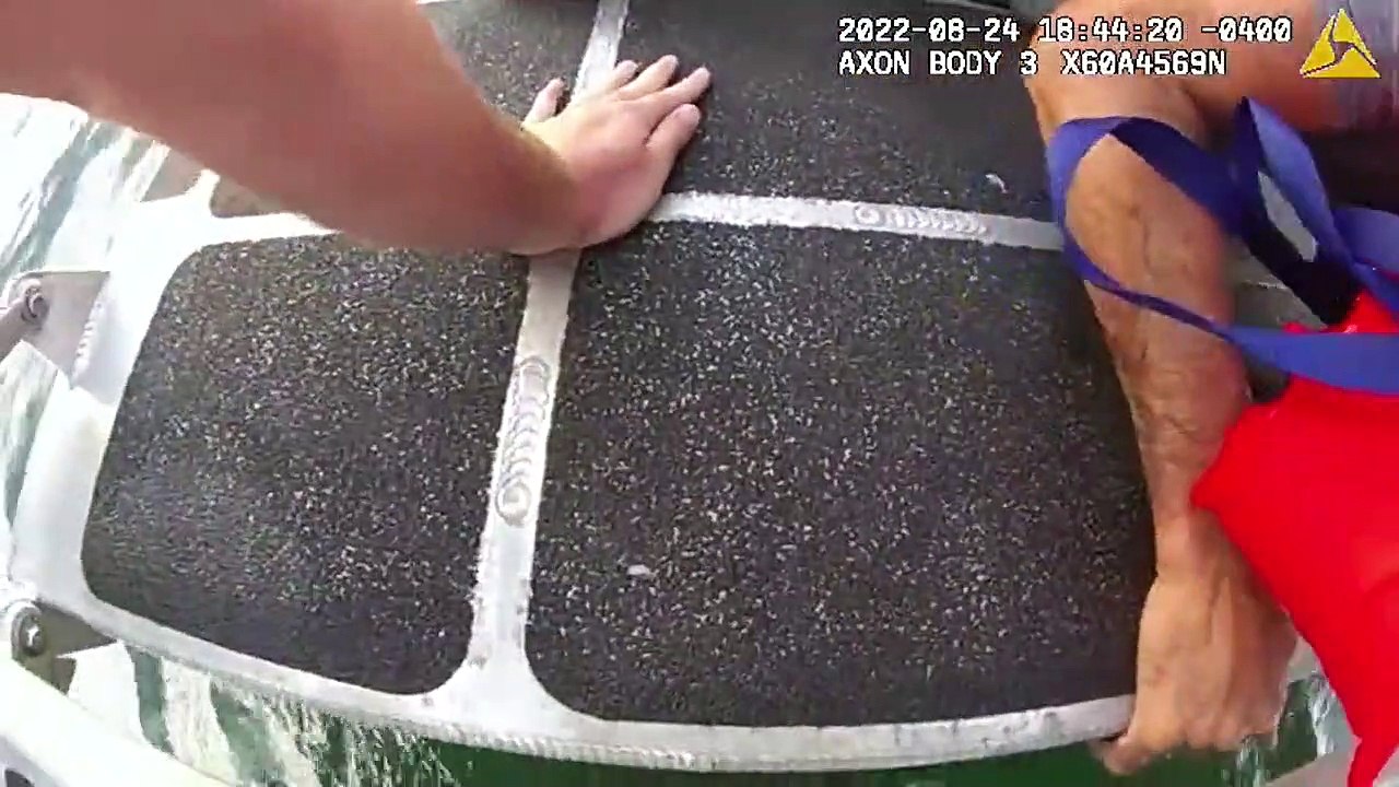 Un policier sauve un père et son fils de la noyade après que leur bateau ait coulé dans Boston Harbor