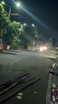 Stone pelting : वाहनों पर पथराव से टोका तो हॉस्टल की छत से पुलिस पर पथराव