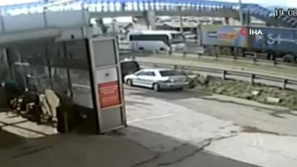 Kırmızı ışıkta bekleyen araca böyle çarptı