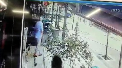 BAĞCILAR'DA SOKAK KEDİSİNE TERLİKLE ŞİDDET